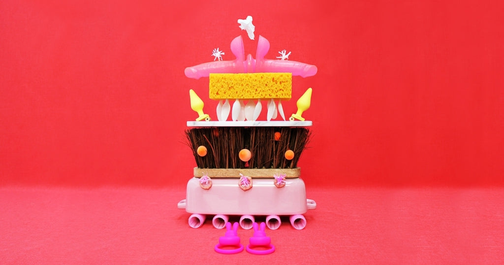 Kleurrijk kunstobject op rode achtergrond voor de tentoonstelling For Play seksualiteit