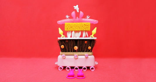 Kleurrijk kunstobject op rode achtergrond voor de tentoonstelling For Play seksualiteit