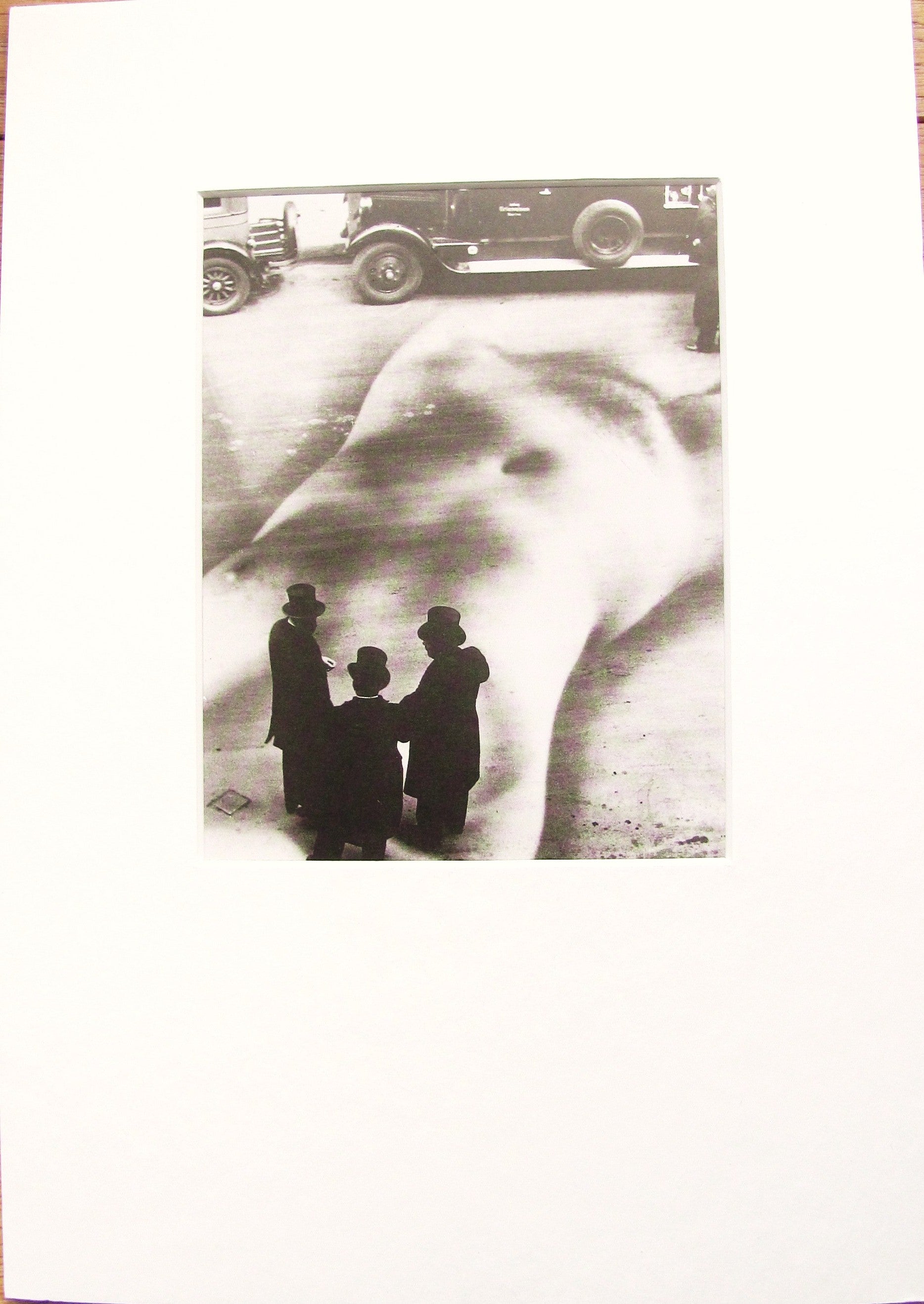 Vintage zwart-wit foto in passe-partout met straatscène en silhouetten jaren 20