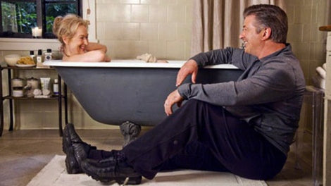 It's Complicated filmscène vrouw in wit bad met man zittend op badkamervloer