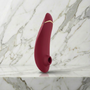 Luxe verpakking en meegeleverde accessoires van de Womanizer Premium 2 in rood