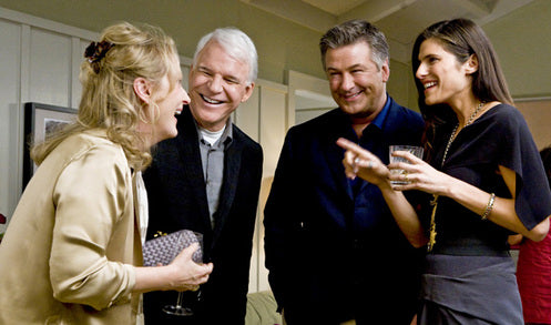 It's Complicated filmscène vier personen in gesprek op feest met glazen in hand