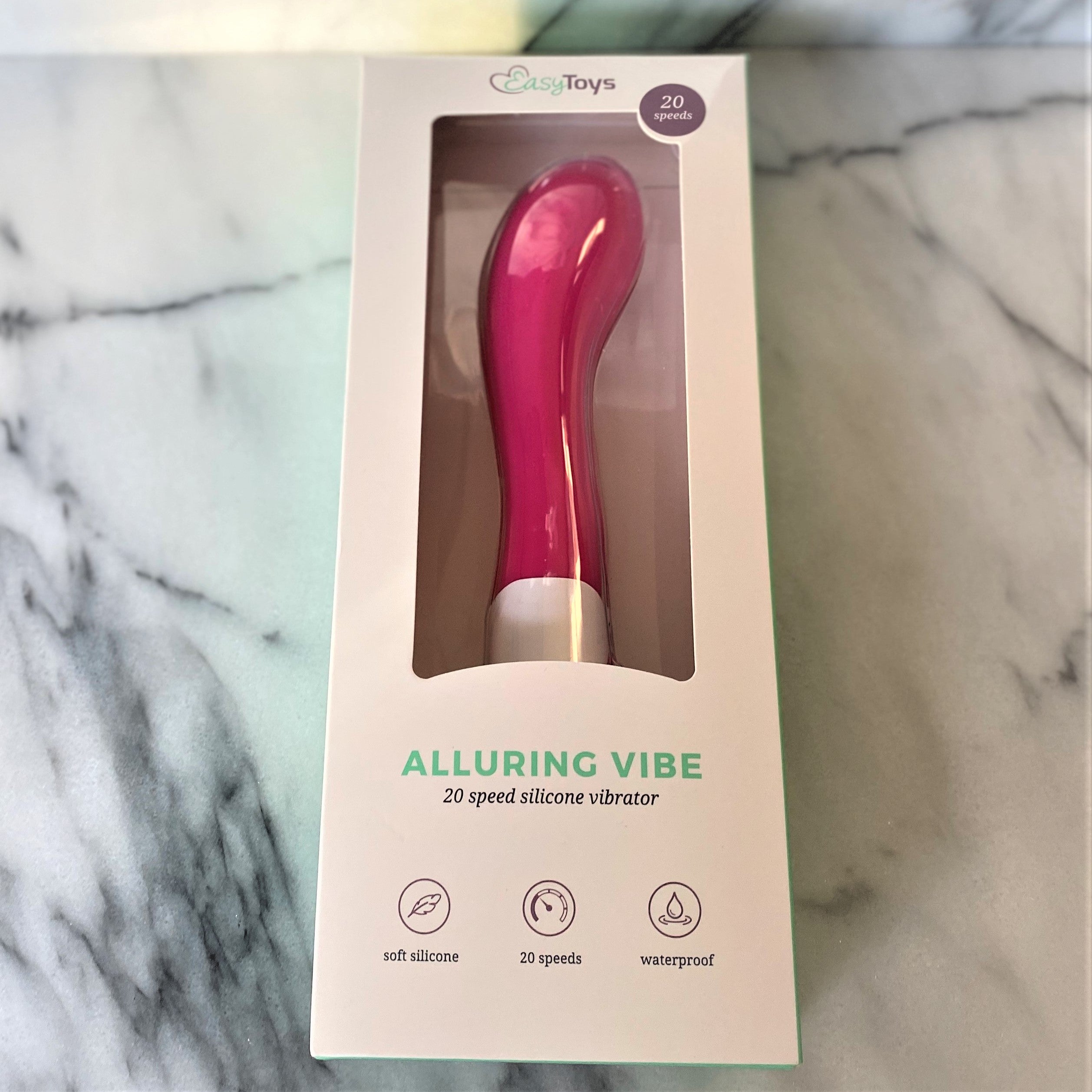 Verpakking Alluring Vibe van Easy Toys met roze siliconen vibrator en specificaties