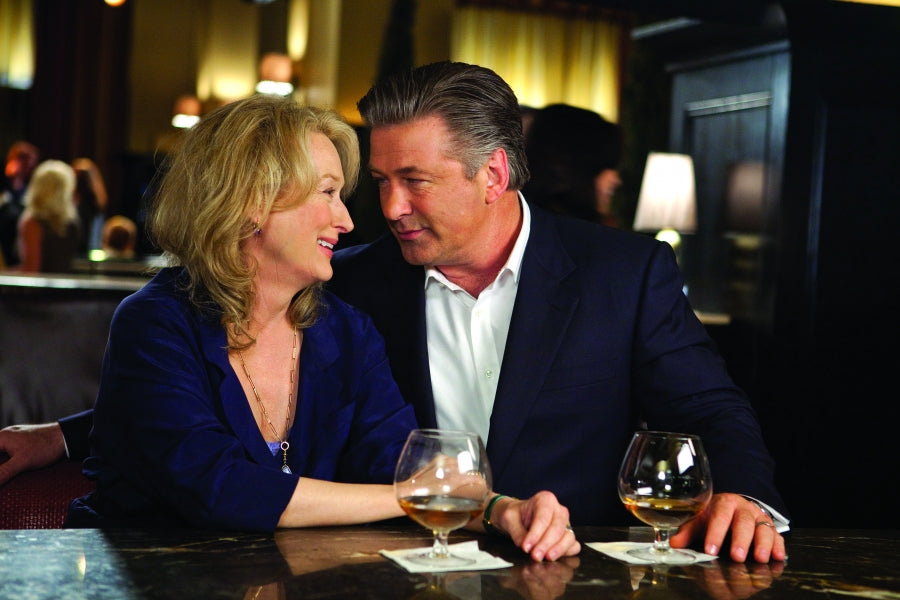 It's Complicated filmscène vrouw en man aan barretafel met cognacglazen