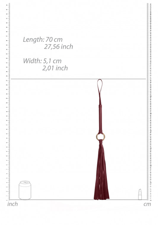 Zijaanzicht burgundy flogger met handvat, toont lengte en vorm van de leren strengen