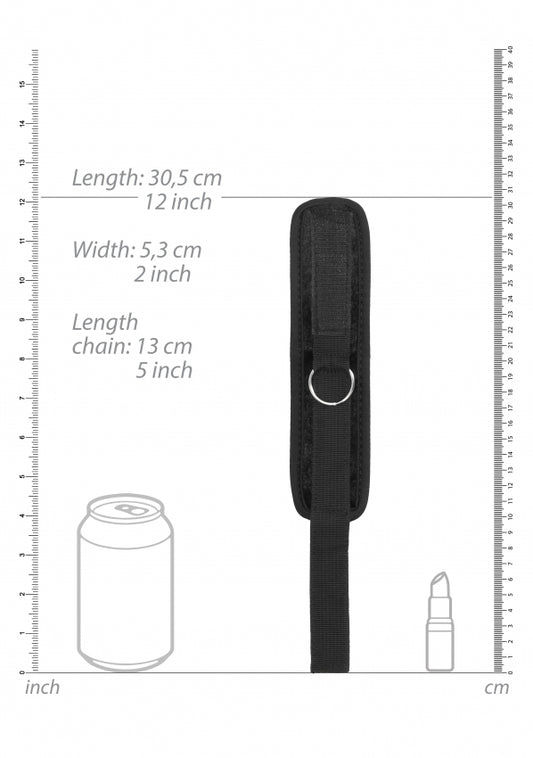 Zijaanzicht van stevige handboeien met gedetailleerde slotmechanisme en ketting