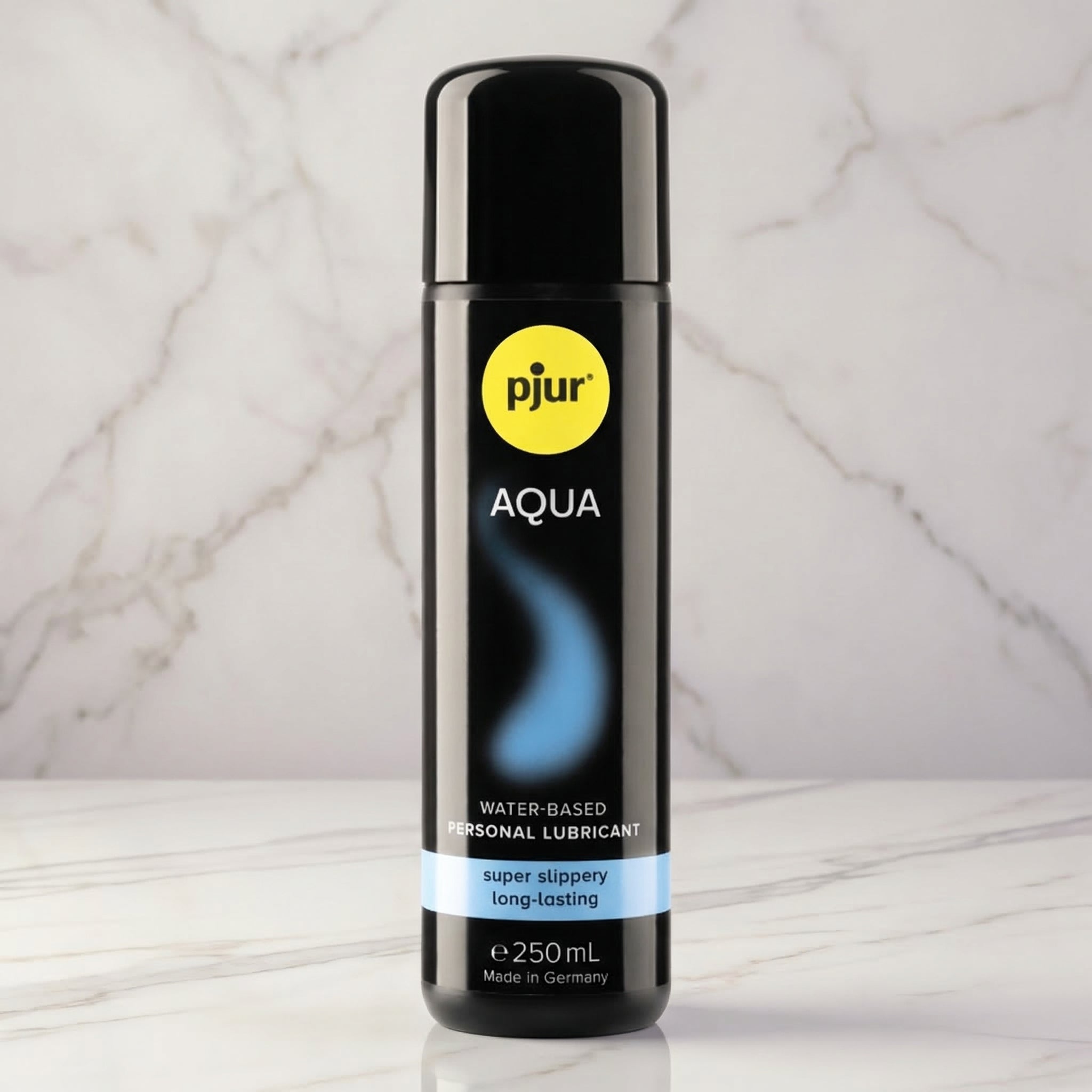 Pjur Aqua waterbasis glijmiddel 250 ml zwarte flacon op marmeren achtergrond, vooraanzicht
