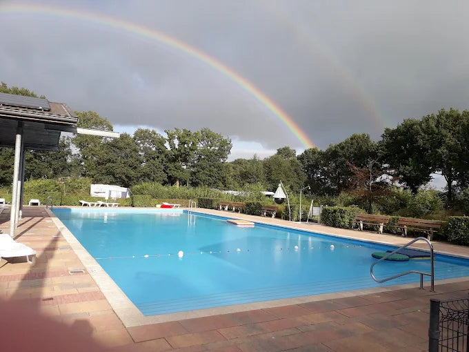 mierenhoop_zwembad camping naturisten aanzicht verwarmd zwembad