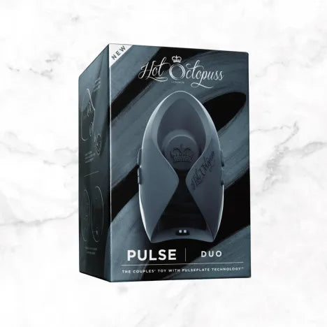 Pulse Duo koppelvibrator in sfeervolle setting voor intieme momenten samen