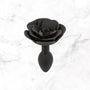 Zijaanzicht rose buttplug Small met elegante vorm en veilige basis voor comfortabel gebruik