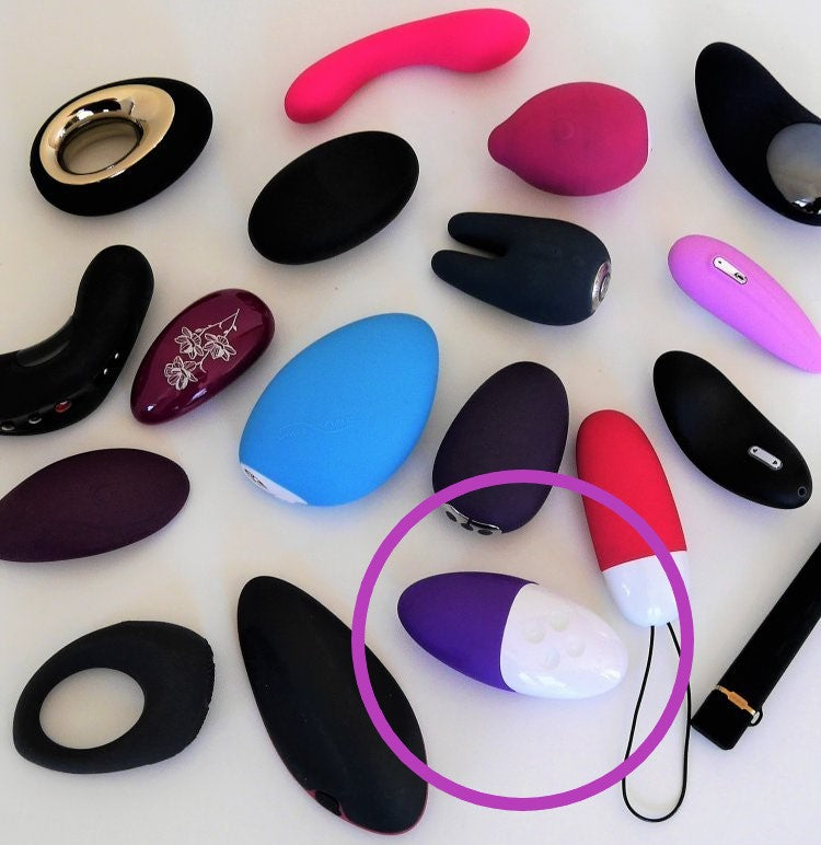 Stijlvolle presentatie van zwarte Siri 2 stimulator in minimalistische setting