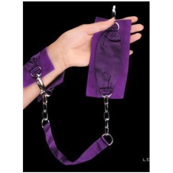 Hand met Lelo Sutra Chainlink boeien in paars, toont kettinglengte en zachte manchetten