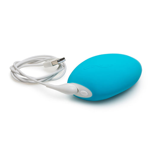 We-Vibe Wish turquoise clitorisvibrator met magnetische USB-oplaadkabel aangesloten