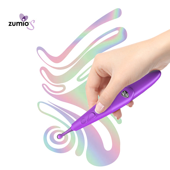 Zumio S vibrator vastgehouden als pen in hand, toont compacte SpiroTIP punt